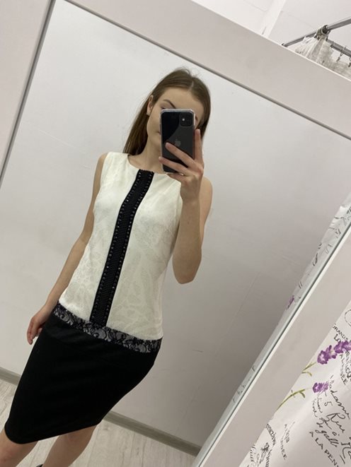 Sukienka z pionową ozdobą biało/czarny