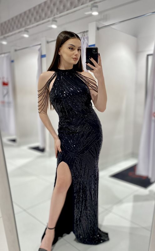 Sukienka długa cekinowa na ramionach czarna