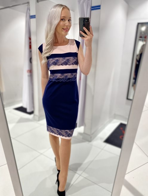 Krótka sukienka dopasowana koronkowy pas gran./róż