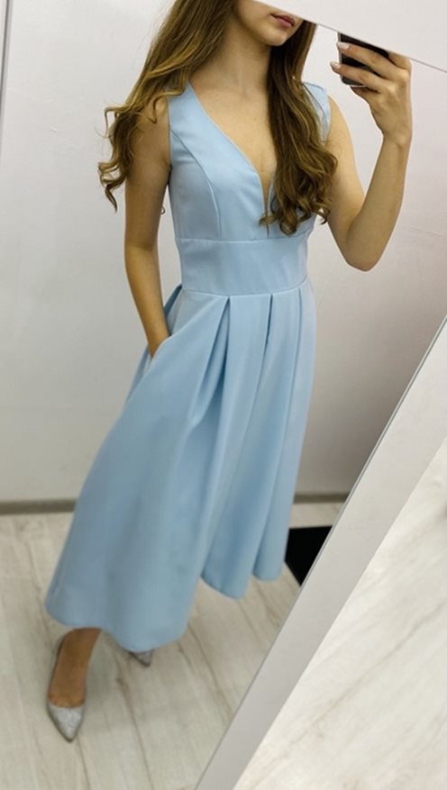 Sukienka za kolano trójkąt dekolt błękit