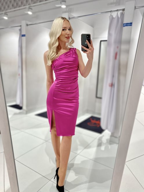 Sukienka krótka na ramię satyna magenta