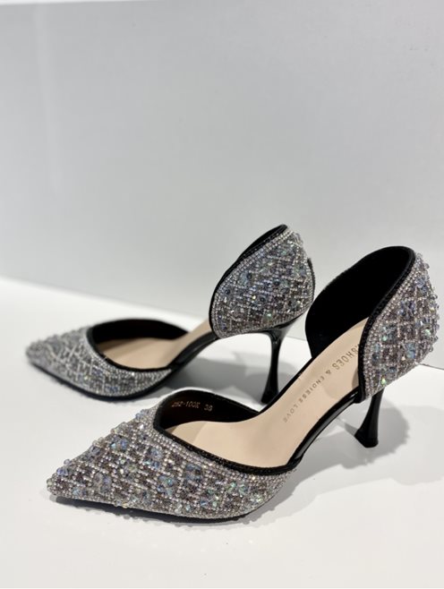 Szpilki mocno zdobione czerń