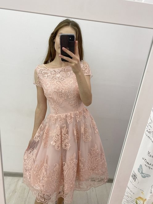 Koronkowa sukienka za kolano róż