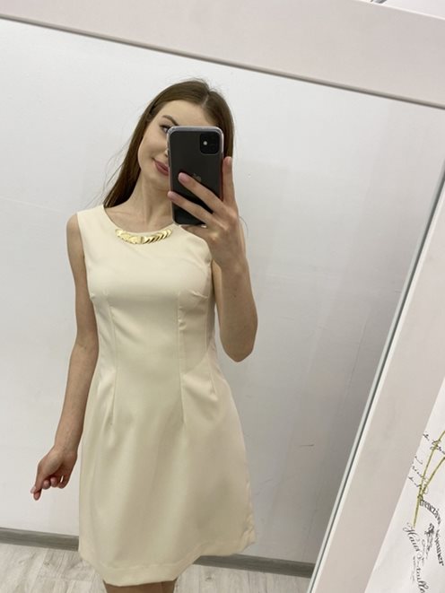 Dopasowana sukienka z ozdobą beż