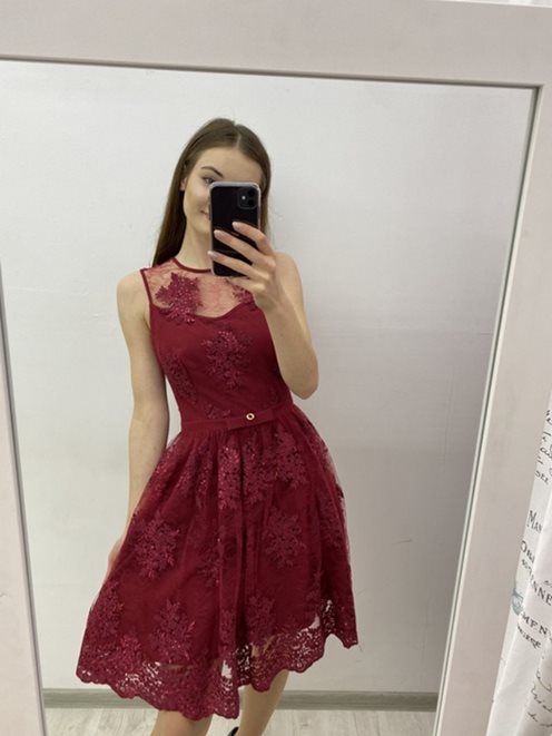 Koronkowa sukienka plecy bordo