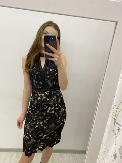 Krótka sukienka koronkowa w kwiaty dopasowana czar