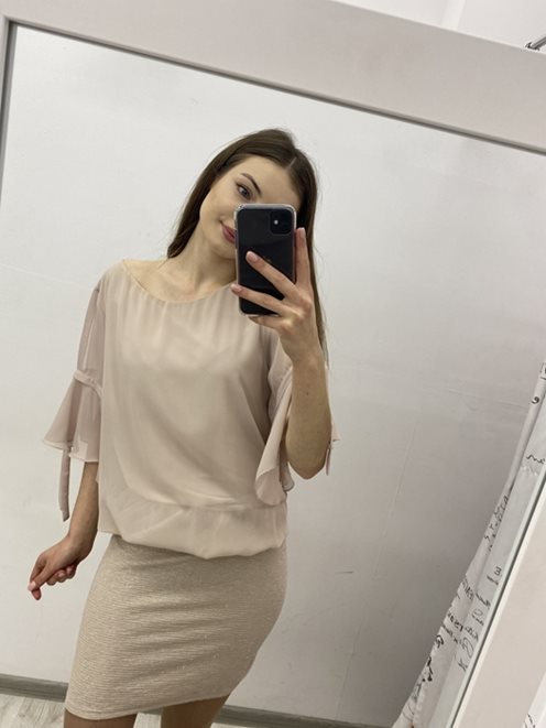 Sukienka z ozdobnym rękawkiem beż