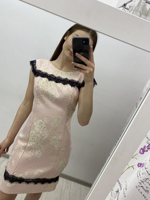 Krótka sukienka kwiaty róż