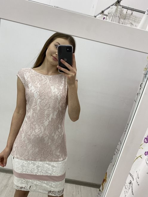 Sukienka cała w koronkę luźny dół różowa