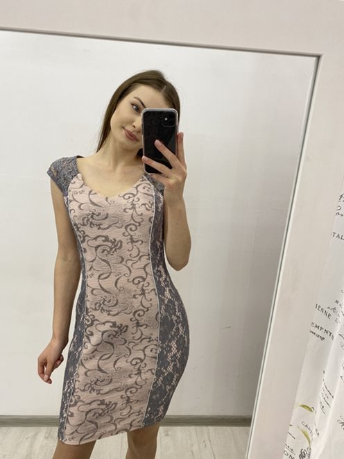 Ołówkowa sukienka z koronką po bokach róż