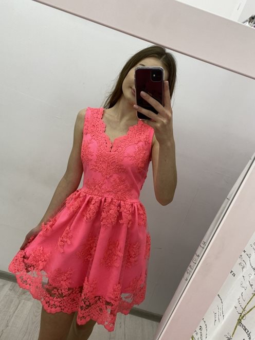 Rozkloszowana sukienka serek neonowy róż