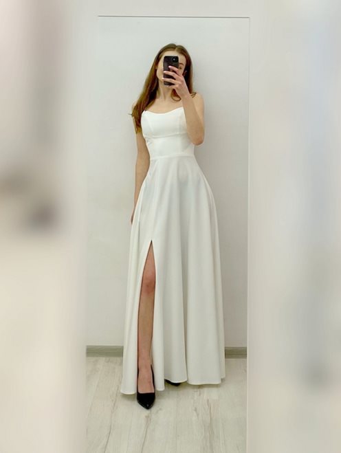 Sukienka długa z wiązaniem na plecach biel