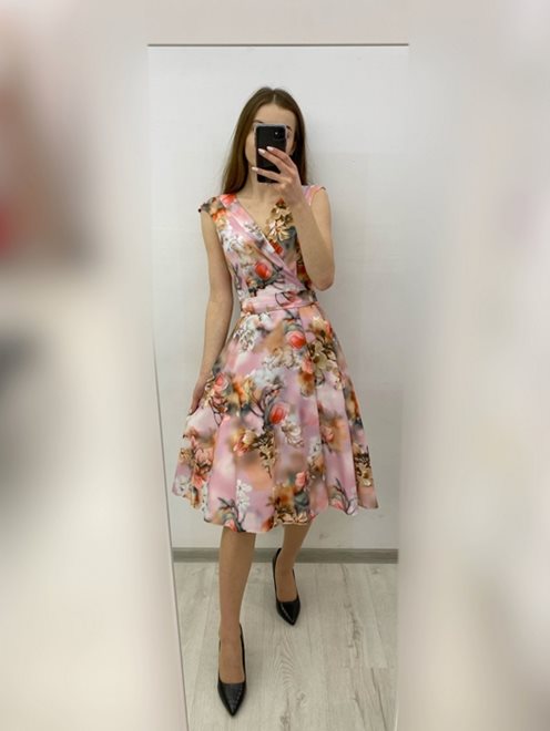 Sukienka midi wzór kwiaty pudrowy róz