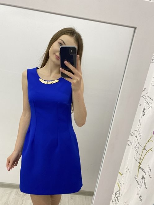 Dopasowana sukienka z ozdobą chaber