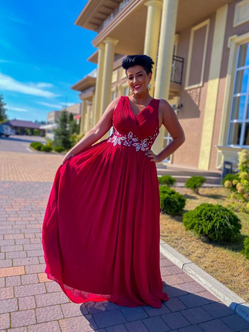 Sukienka długa z ozdobą na dekolcie bordo