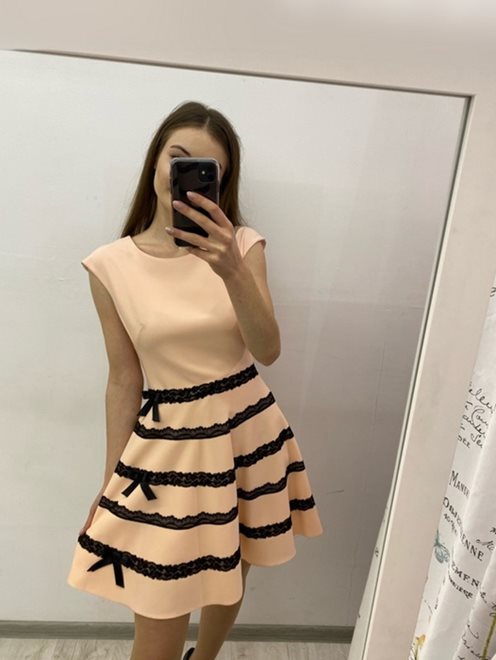 Sukienka koronkowe przeszycia morela