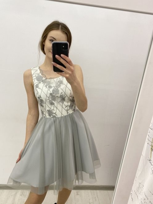 Tiulowa sukienka świecąca koronka biały