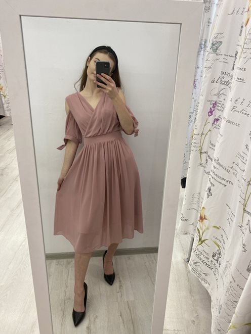 Sukienka midi z wiązaniem na rękawach pudrowy róż