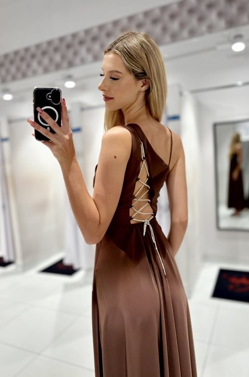 Sukienka długa asymetryczne wiązanie czekolada