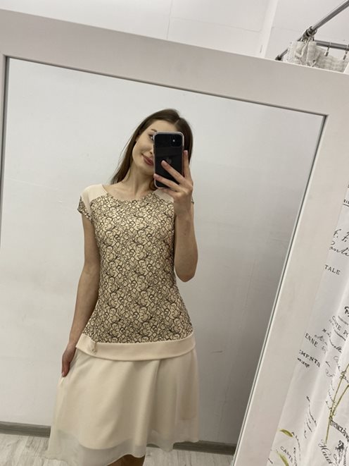 Sukienka koronka szerszy dół beż