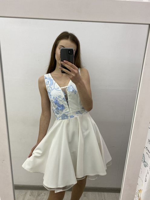 Sukienka dekolt v róż