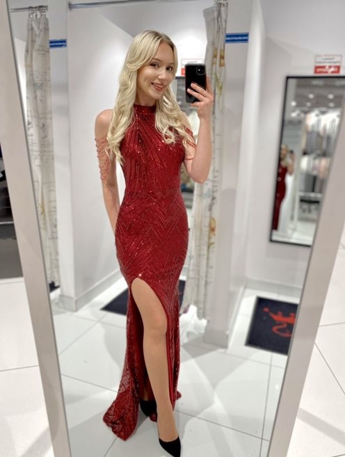 Sukienka długa cekinowa na ramionach bordo