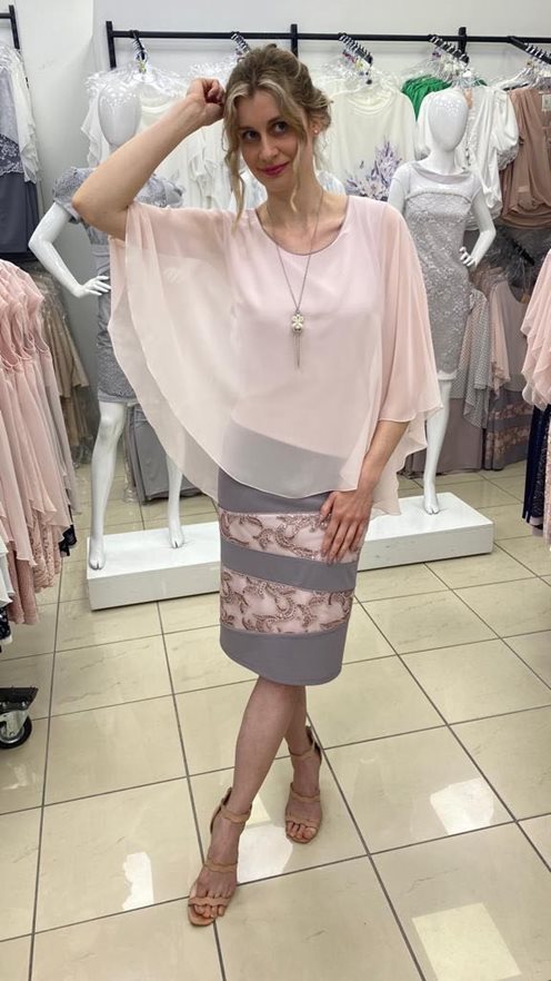 Sukienka maskująca z narzutką wzór róż