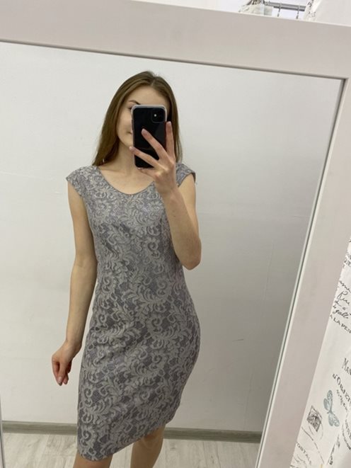 Krótka sukienka dopasowana koronka srebrny