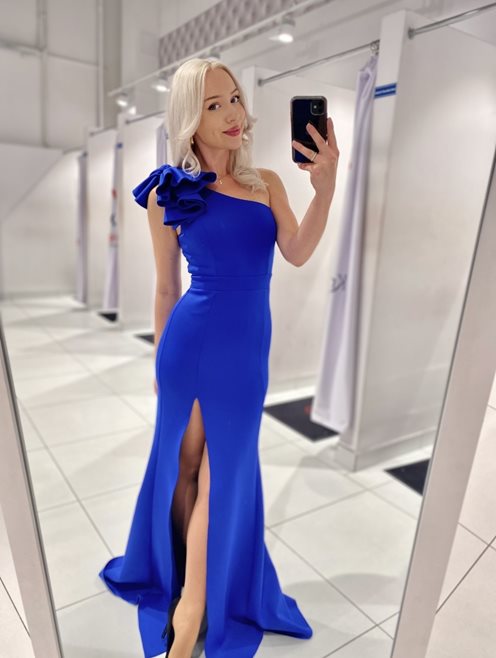 Sukienka długa na jedno ramie kokarda chaber