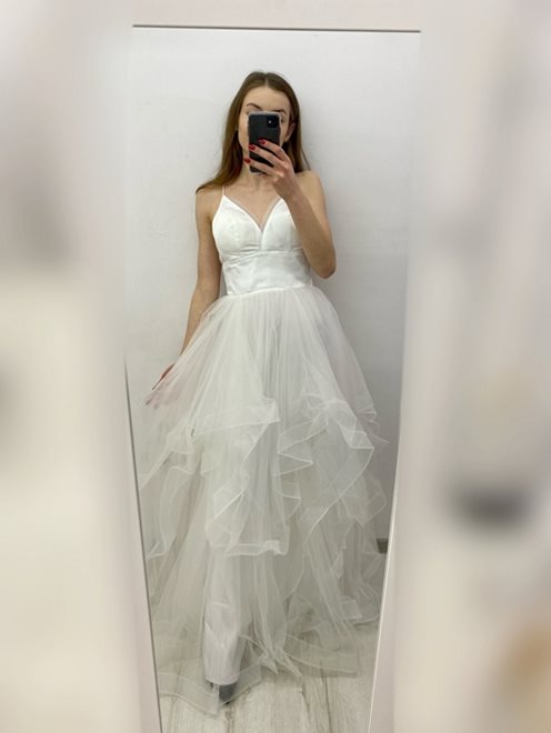 Długa sukienka rozłożysty ozdobny dół biała