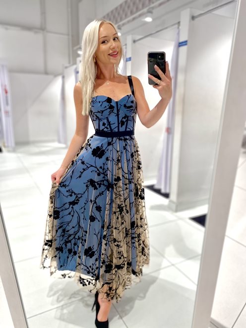 Sukienka midi z wzorami po całej długości niebiesk