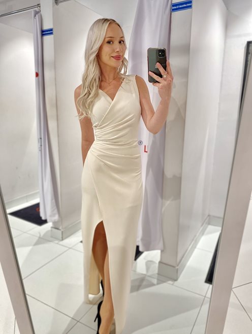 Długa sukienka dopasowana grube ramiączka beż