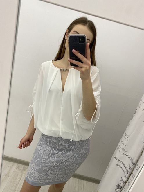 Sukienka z ozdobą i długim rękawem szara