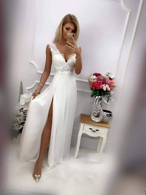 Długa sukienka z wycięciem v biała