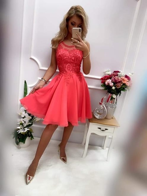 Sukienka zabudowany przód paski tył malina