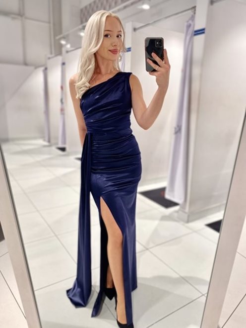 Sukienka długa dopasowana satyna na ramię granat