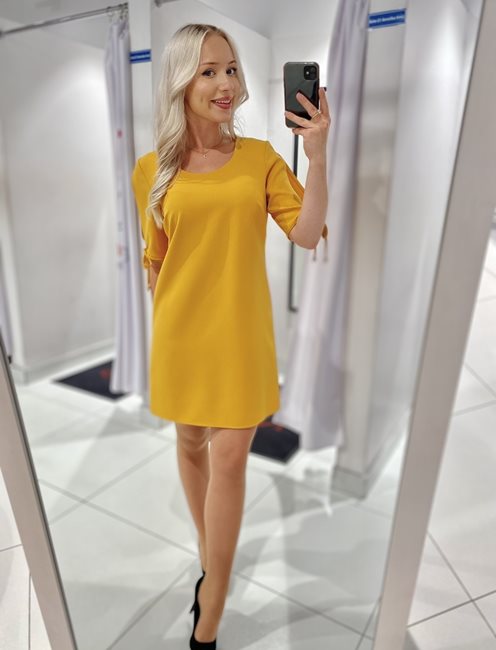 Prosta sukienka kokardki na plecach musztarda