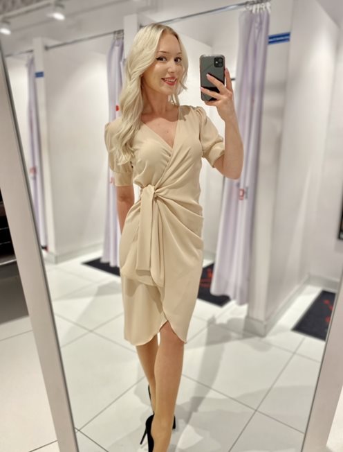 Sukienka z zakładkami z boku i rękawkiem beż