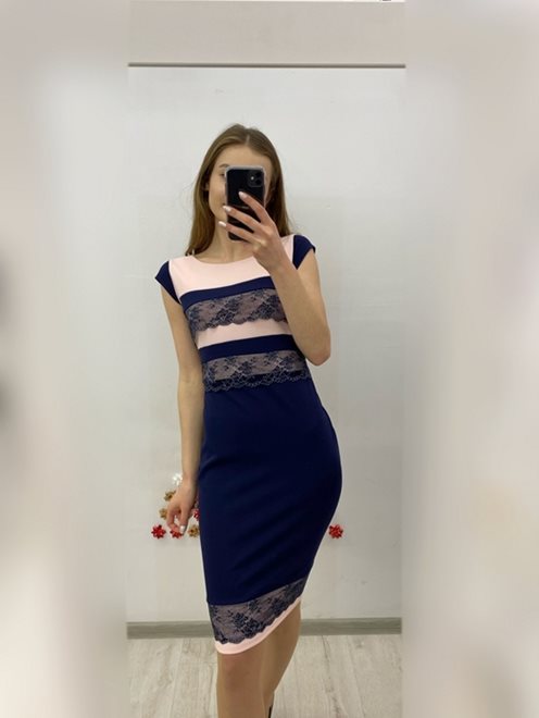 Krótka sukienka dopasowana koronkowy pas gran./róż