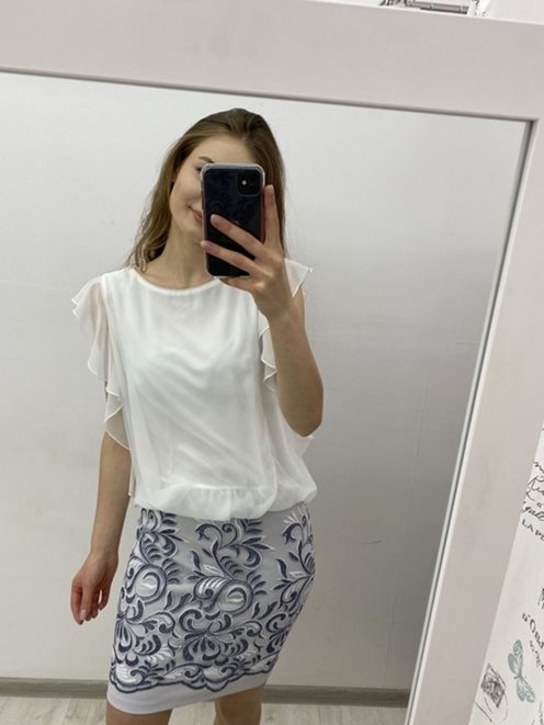 Sukienka z wpuszczaną narzutką i rękawkiem srebrna