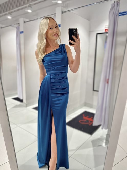 Sukienka długa dopasowana satyna na ramię petrol