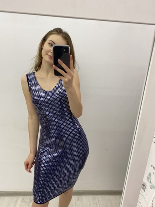 Dopasowana sukienka cekinowa granat