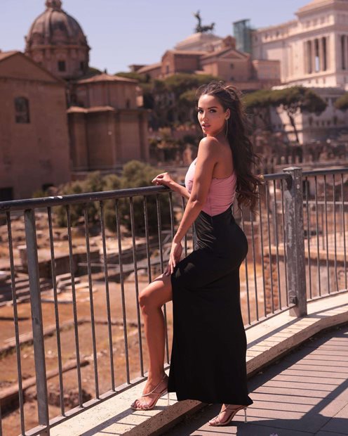 Sukienka długa jedno ramię ozdobne róże róż-czerń