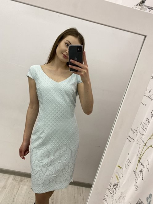 Sukienka z tłoczeniami i wzorem mięta