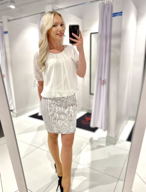 Sukienka krótka maskująca rękawek biało-szara