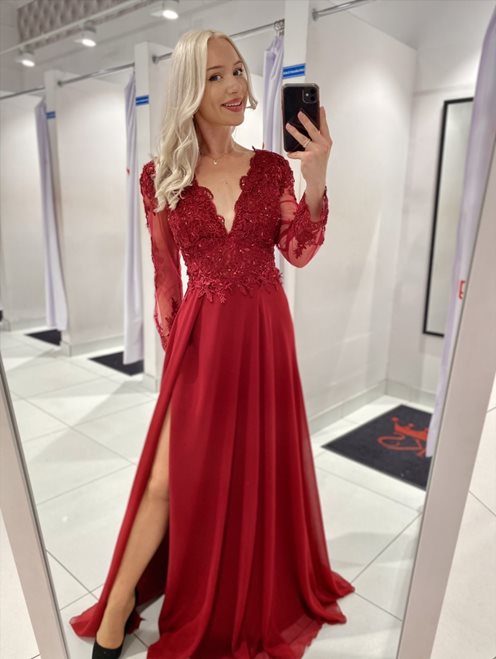 Sukienka długa z koronkowymi rękawami bordo