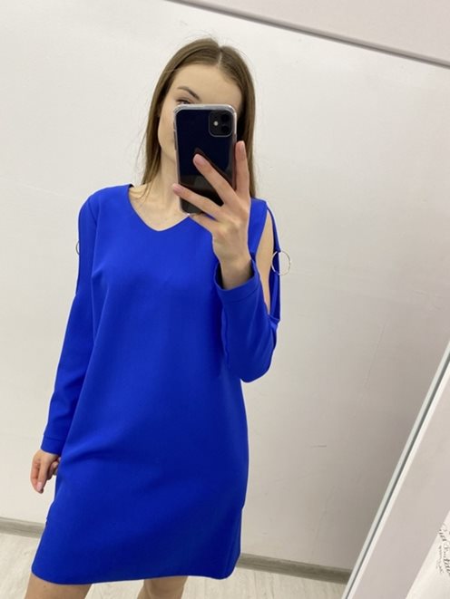 Prosta sukienka odkryte ramiona ozdoby chaber