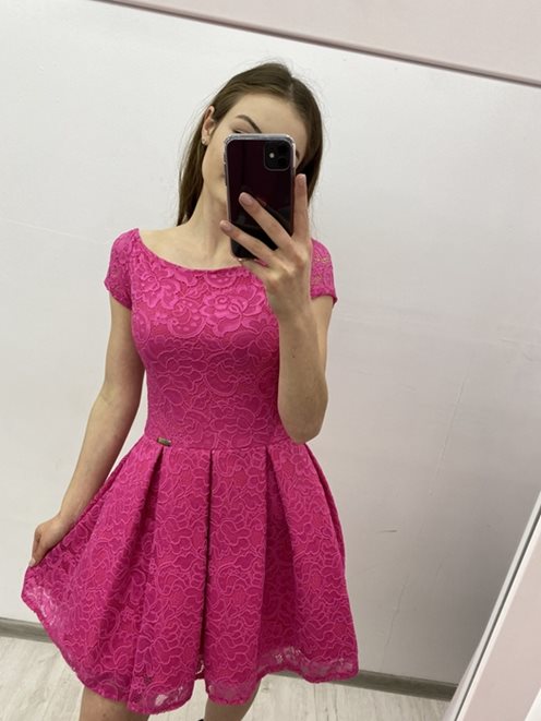 Rozkloszowana sukienka w koronkę krótka fuksja