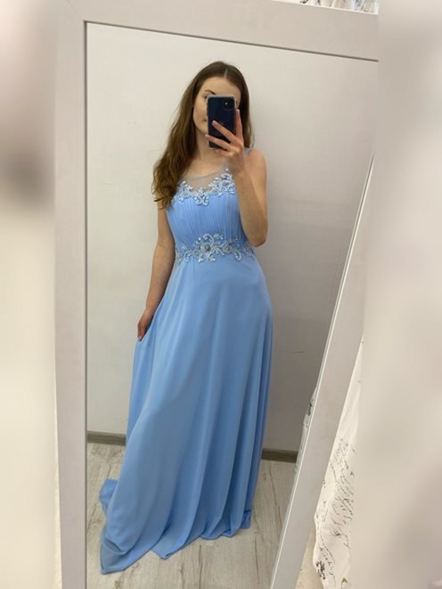 Długa sukienka plisowany dekolt błękit, biała