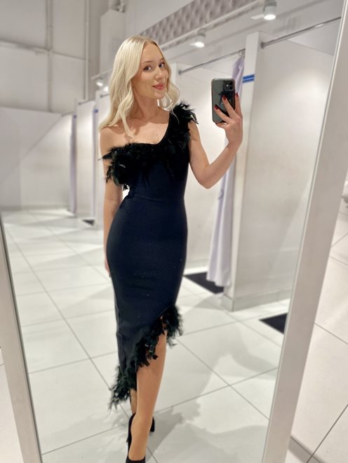 Sukienka midi na jedno ramię pióra czarna